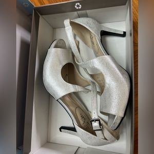 NWB Life stride Maria silver Tequila Women’s pumps 9M